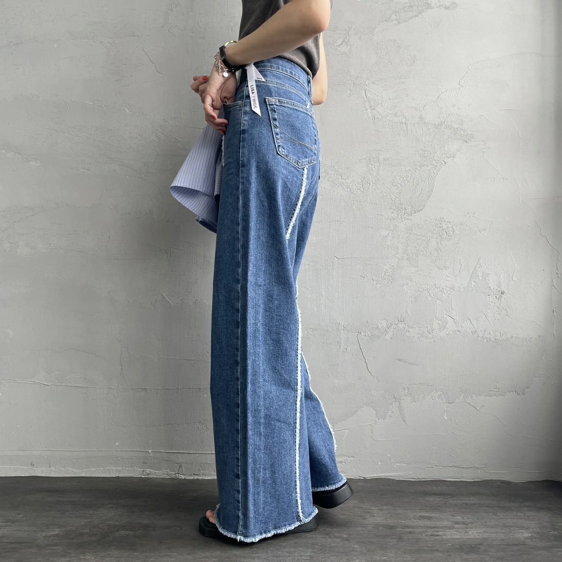 SOMETHING [サムシング] LISAフリンジワイドデニムパンツ [SEA581] 98 L.BLUE &&モデル身長：160cm 着用サイズ：S&&