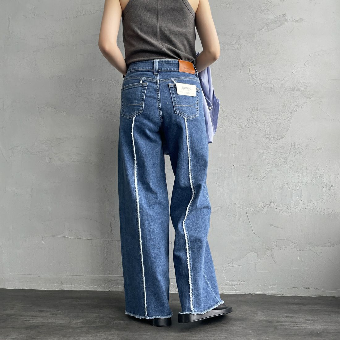 SOMETHING [サムシング] LISAフリンジワイドデニムパンツ [SEA581] 98 L.BLUE &&モデル身長：160cm 着用サイズ：S&&