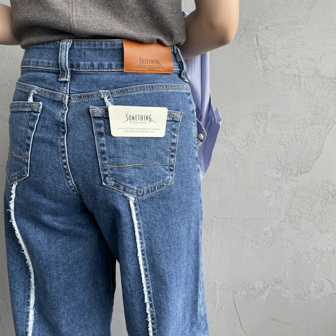 SOMETHING [サムシング] LISAフリンジワイドデニムパンツ [SEA581] 98 L.BLUE &&モデル身長：160cm 着用サイズ：S&&