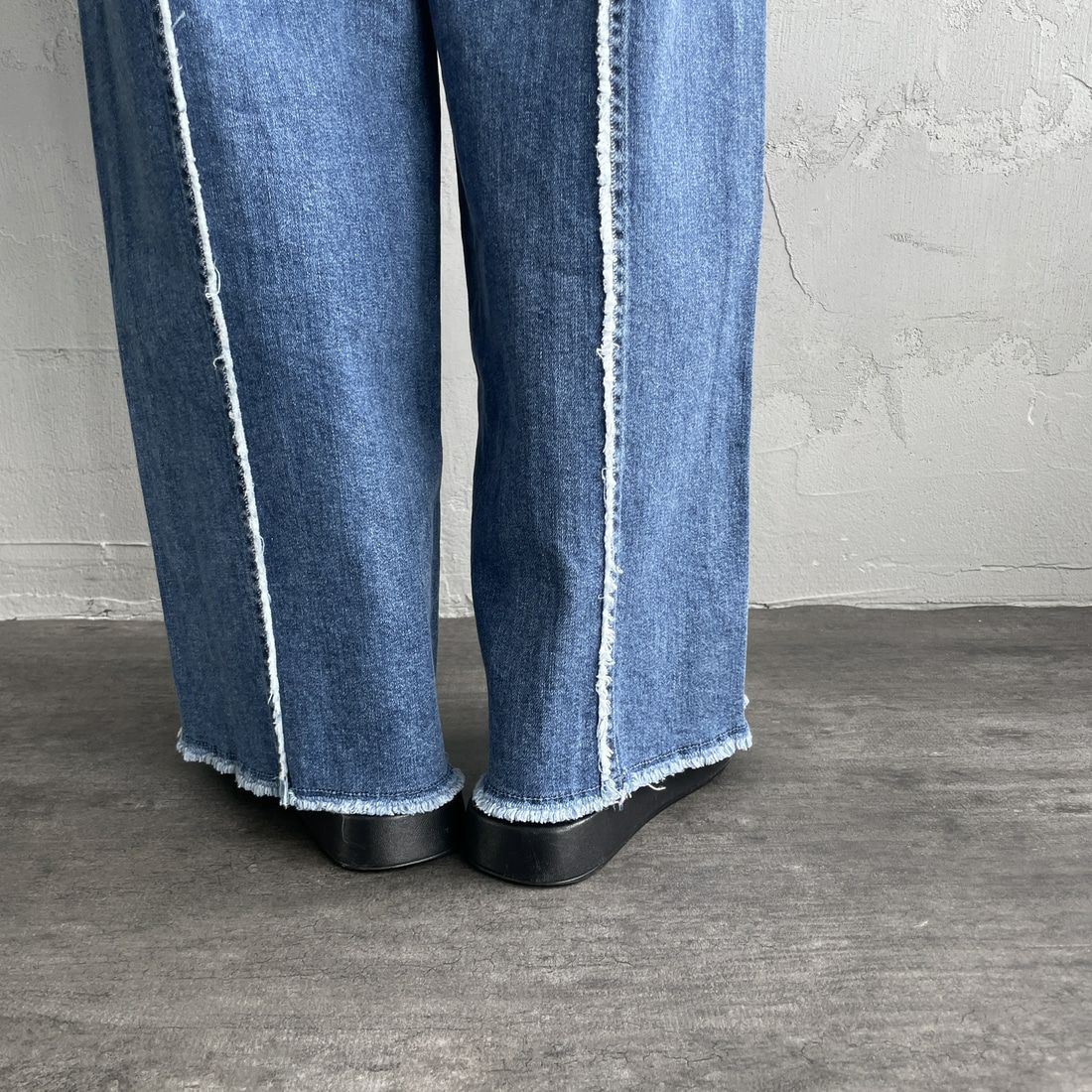 SOMETHING [サムシング] LISAフリンジワイドデニムパンツ [SEA581] 98 L.BLUE &&モデル身長：160cm 着用サイズ：S&&