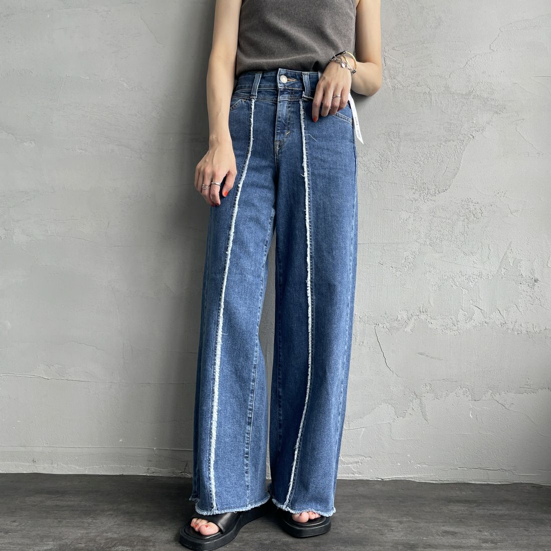 SOMETHING [サムシング] LISAフリンジワイドデニムパンツ [SEA581] 98 L.BLUE &&モデル身長：160cm 着用サイズ：XS&&