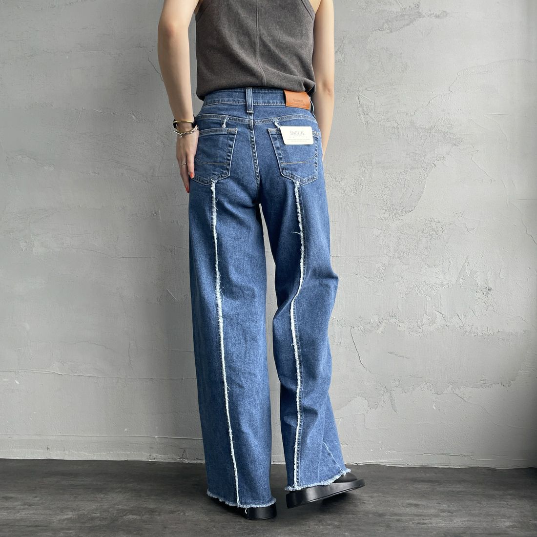 SOMETHING [サムシング] LISAフリンジワイドデニムパンツ [SEA581] 98 L.BLUE &&モデル身長：160cm 着用サイズ：XS&&