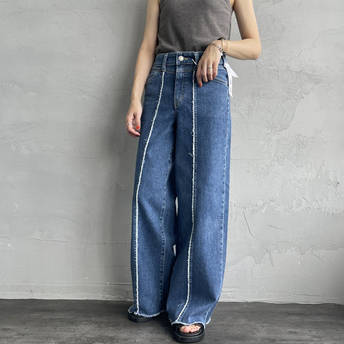 SOMETHING [サムシング] LISAフリンジワイドデニムパンツ [SEA581] 98 L.BLUE &&モデル身長：160cm 着用サイズ：M&&