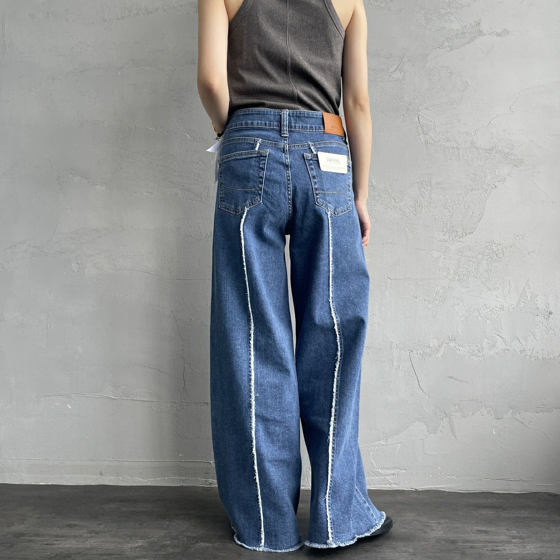 SOMETHING [サムシング] LISAフリンジワイドデニムパンツ [SEA581] 98 L.BLUE &&モデル身長：160cm 着用サイズ：M&&