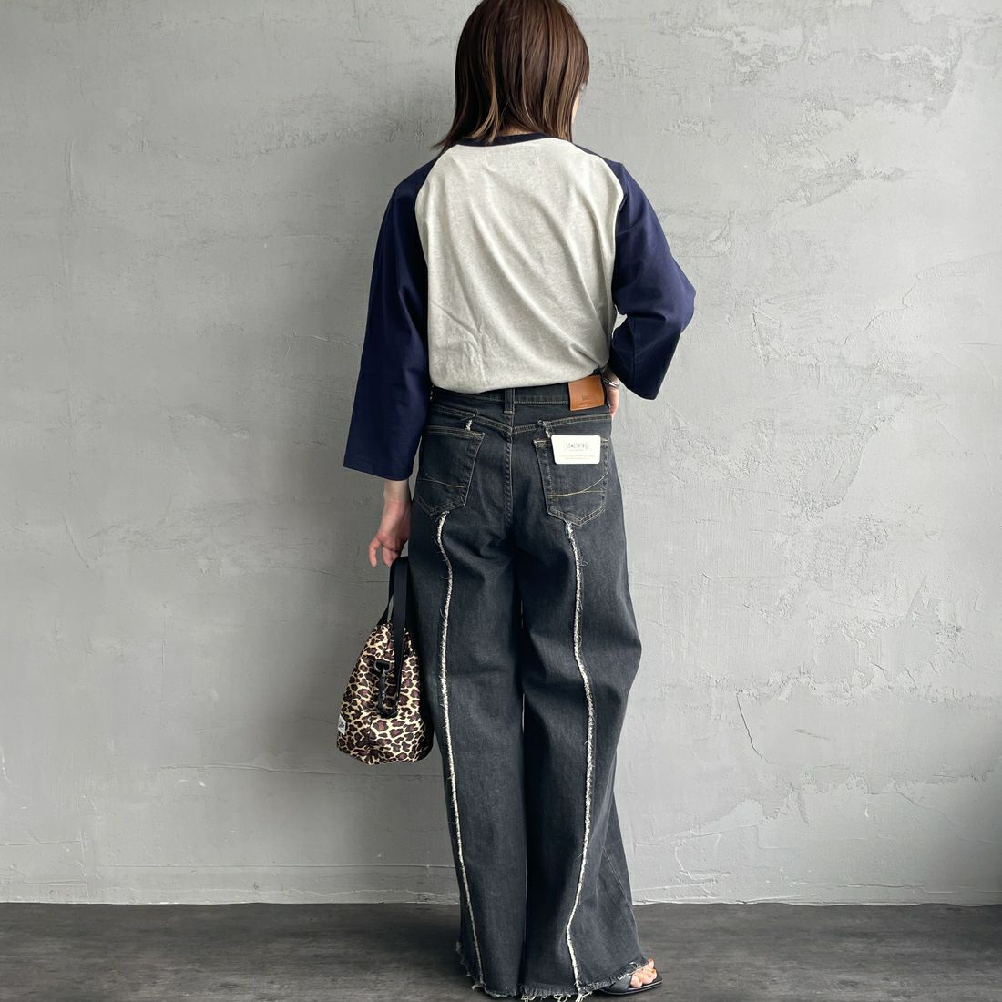 SOMETHING [サムシング] LISAフリンジワイドデニムパンツ [SEA581] 83 BLK USE &&モデル身長：158cm 着用サイズ：S&&
