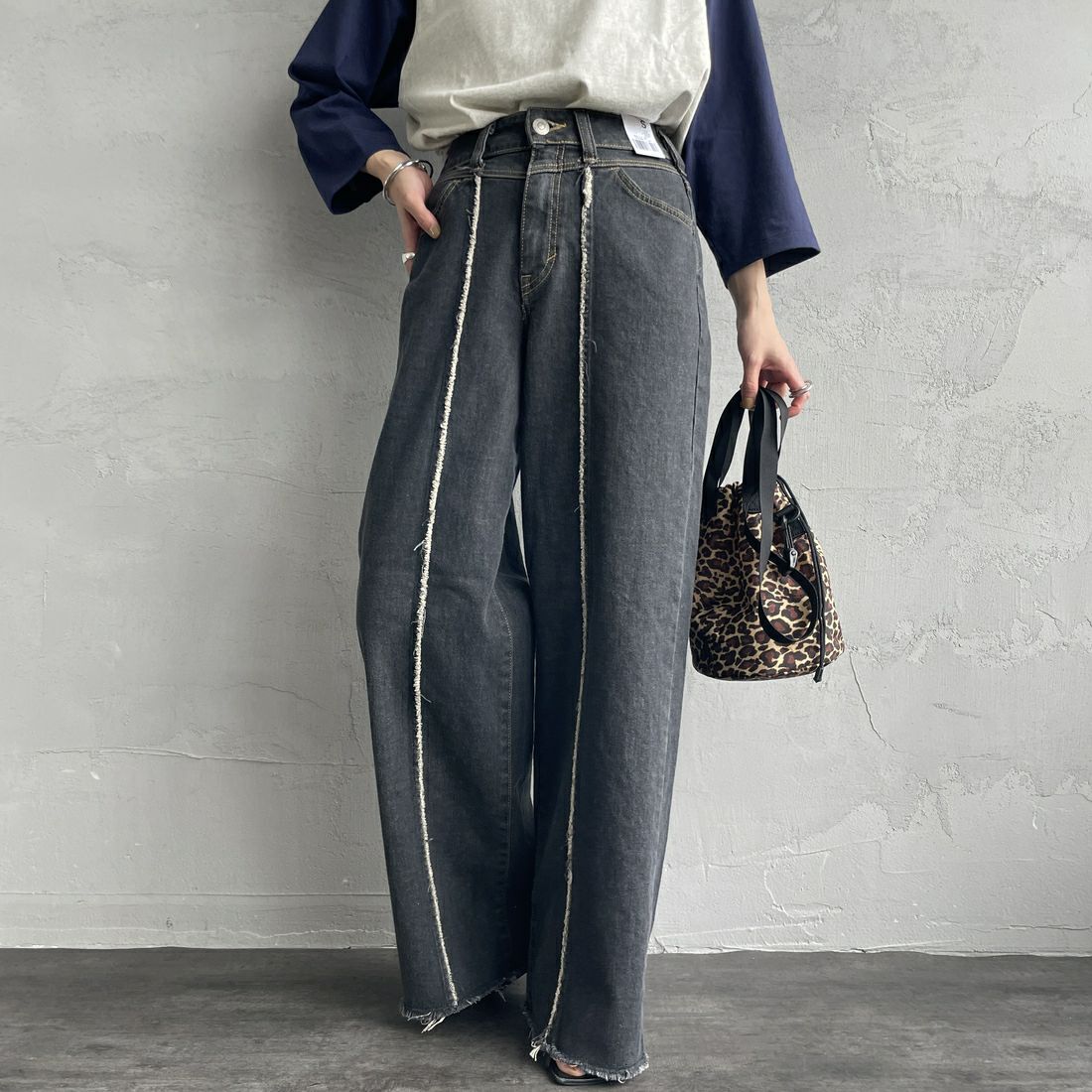 SOMETHING [サムシング] LISAフリンジワイドデニムパンツ [SEA581] 83 BLK USE &&モデル身長：158cm 着用サイズ：S&&