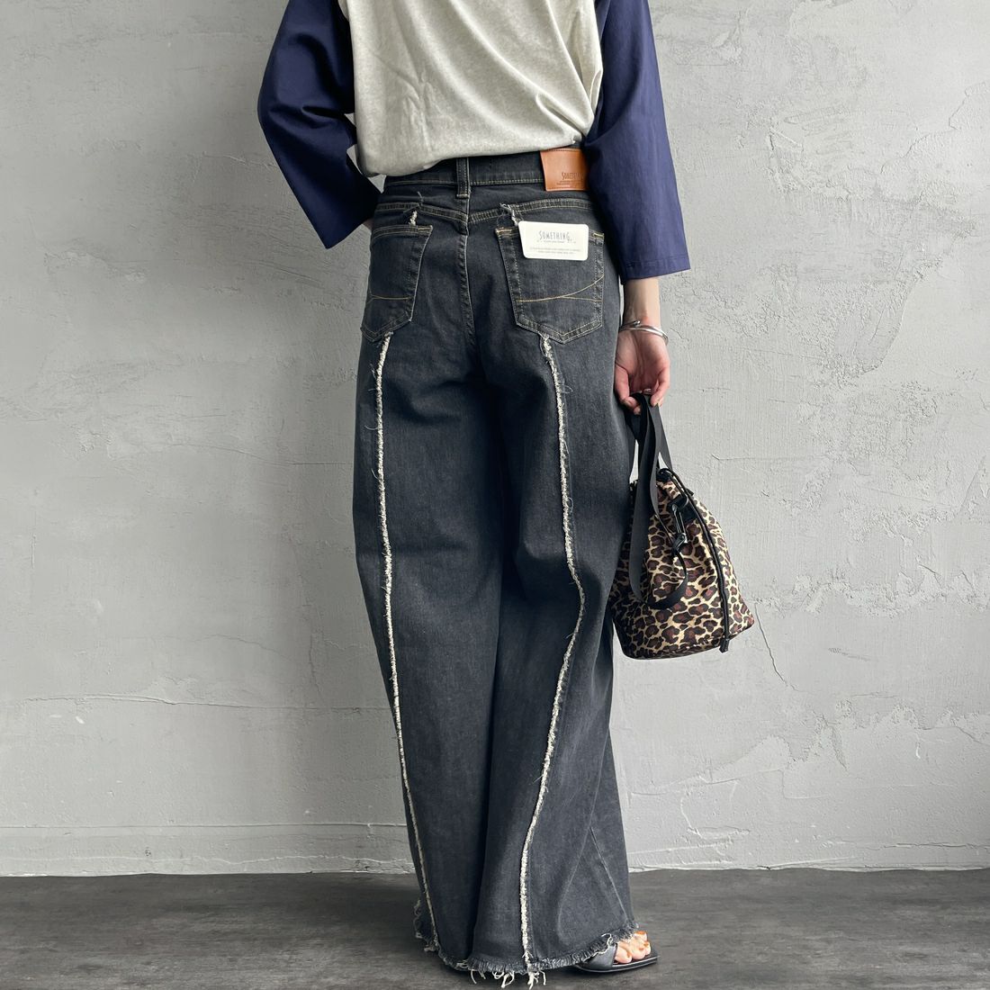SOMETHING [サムシング] LISAフリンジワイドデニムパンツ [SEA581] 83 BLK USE &&モデル身長：158cm 着用サイズ：S&&