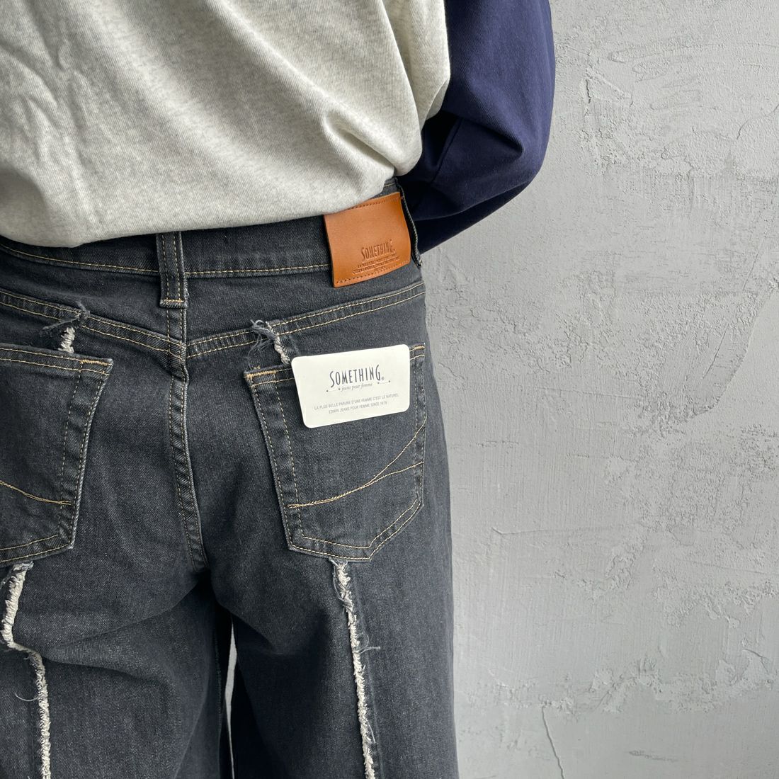 SOMETHING [サムシング] LISAフリンジワイドデニムパンツ [SEA581] 83 BLK USE &&モデル身長：158cm 着用サイズ：S&&
