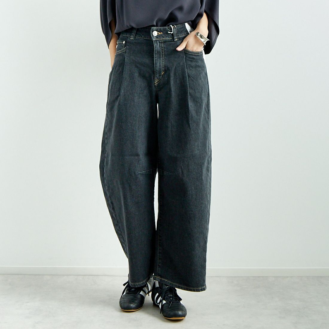 SOMETHING [サムシング] HANAタックカーブデニムパンツ [SEA880] 82 BLK USE &&モデル身長：167cm 着用サイズ：M&&