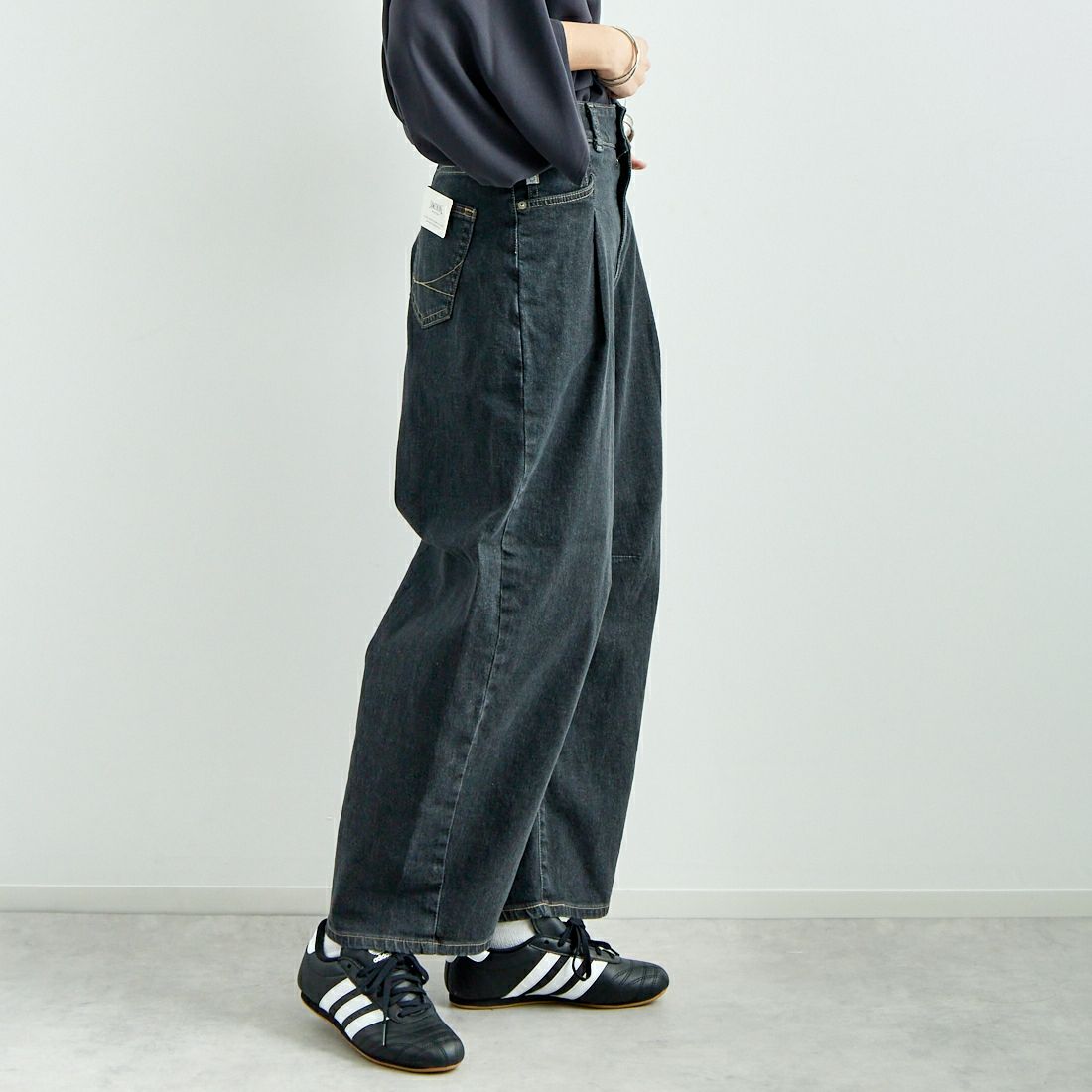 SOMETHING [サムシング] HANAタックカーブデニムパンツ [SEA880] 82 BLK USE &&モデル身長：167cm 着用サイズ：M&&