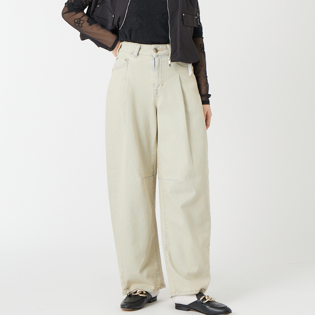 SOMETHING [サムシング] HANAタックカーブデニムパンツ [SEA880] 00 O.W &&モデル身長：160cm 着用サイズ：S&&