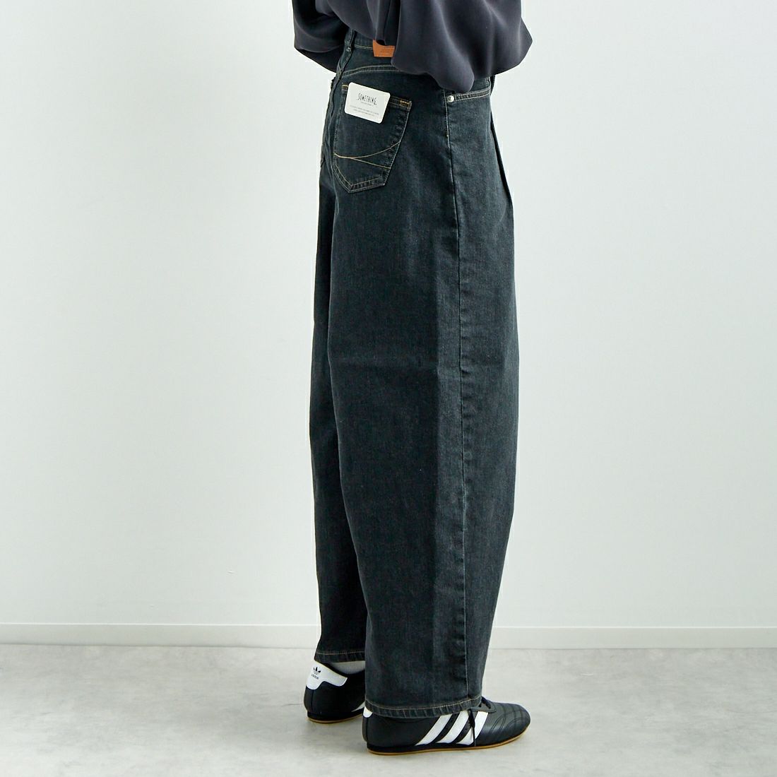 SOMETHING [サムシング] HANAタックカーブデニムパンツ [SEA880] 82 BLK USE &&モデル身長：167cm 着用サイズ：M&&