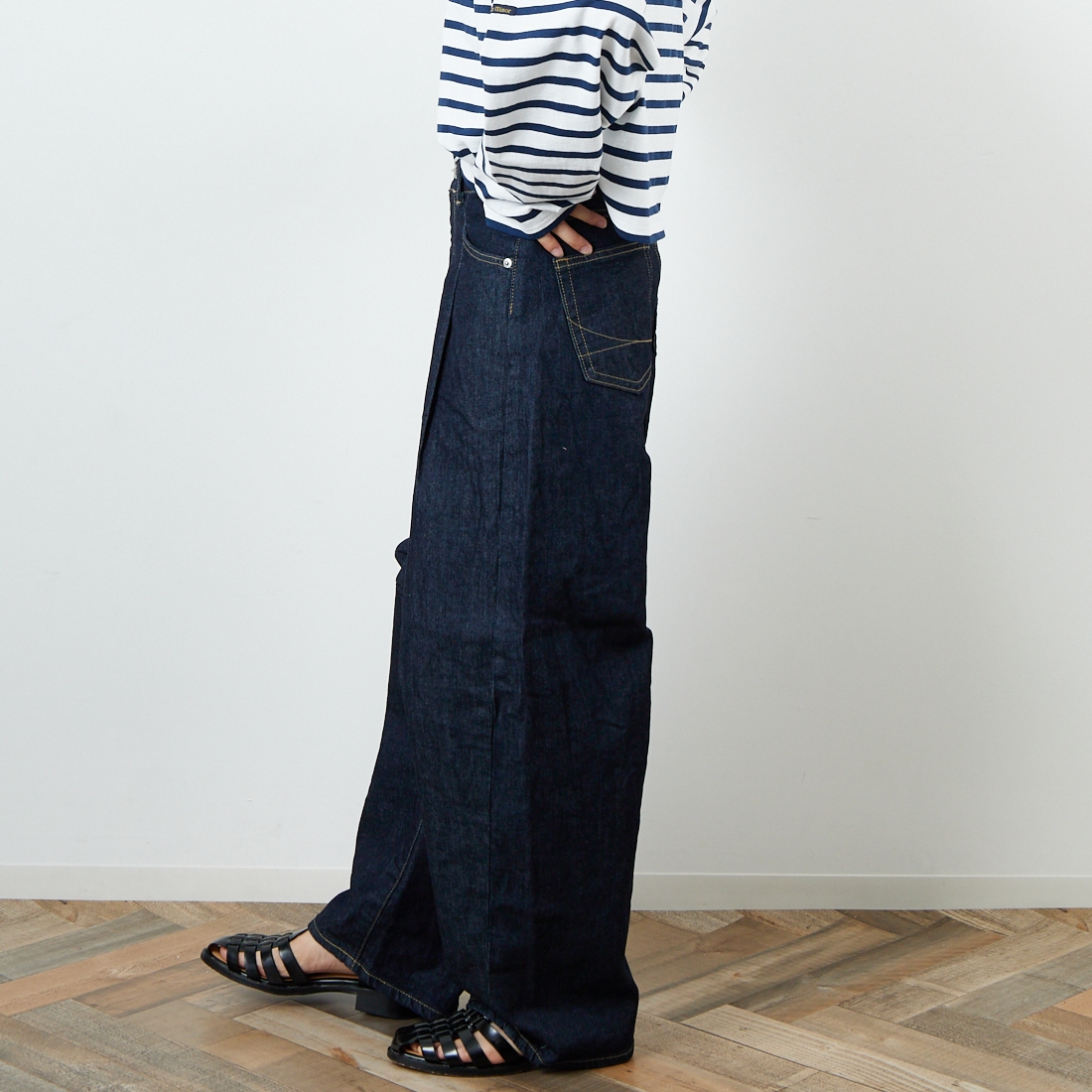 SOMETHING [サムシング] HANAタックカーブデニムパンツ [SEA880] 00 O.W &&モデル身長：160cm 着用サイズ：S&&