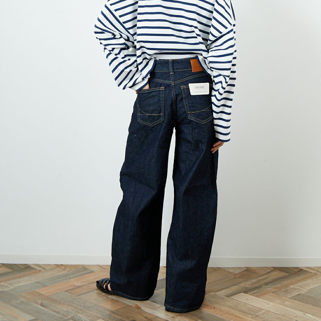 SOMETHING [サムシング] HANAタックカーブデニムパンツ [SEA880] 00 O.W &&モデル身長：160cm 着用サイズ：S&&