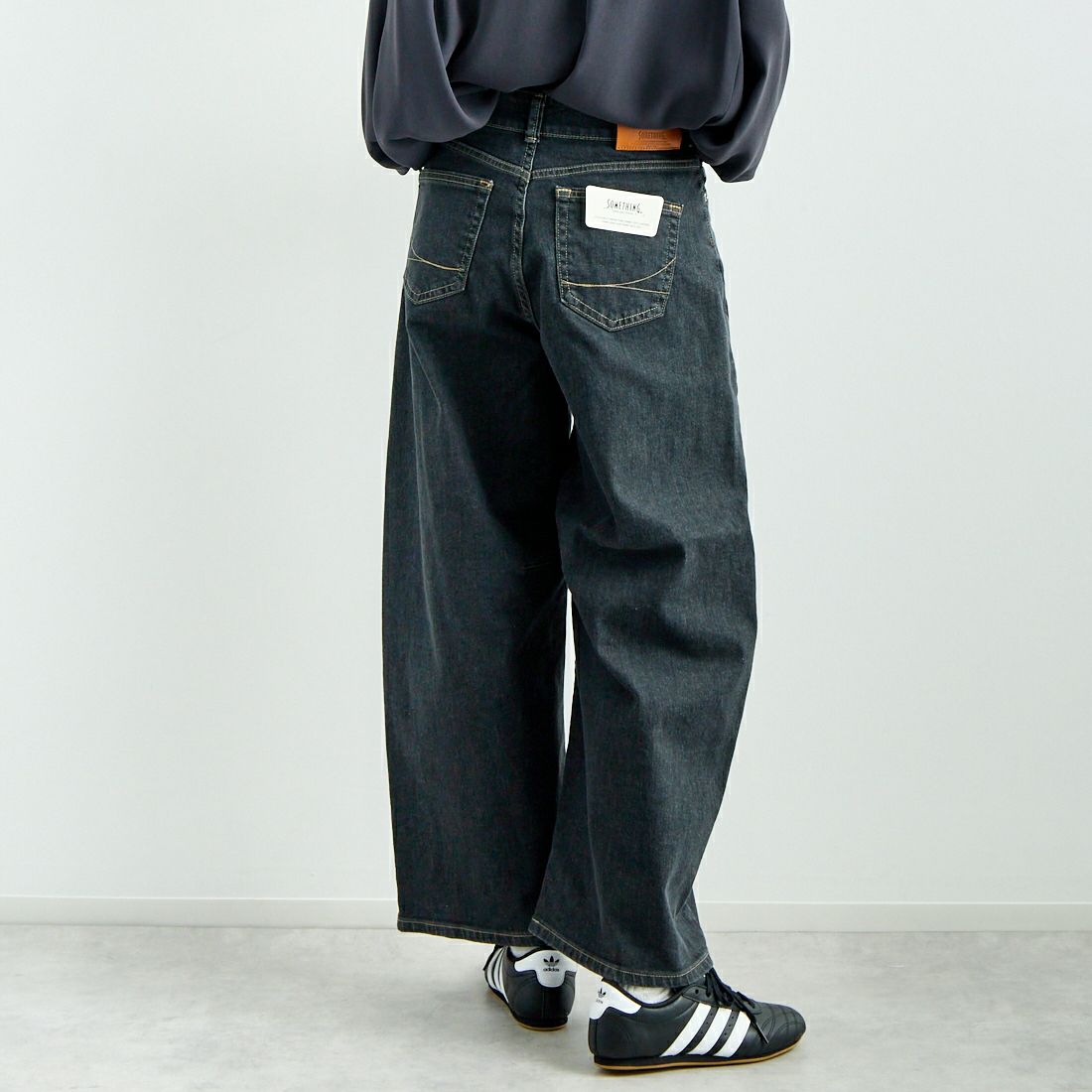 SOMETHING [サムシング] HANAタックカーブデニムパンツ [SEA880] 82 BLK USE &&モデル身長：167cm 着用サイズ：M&&