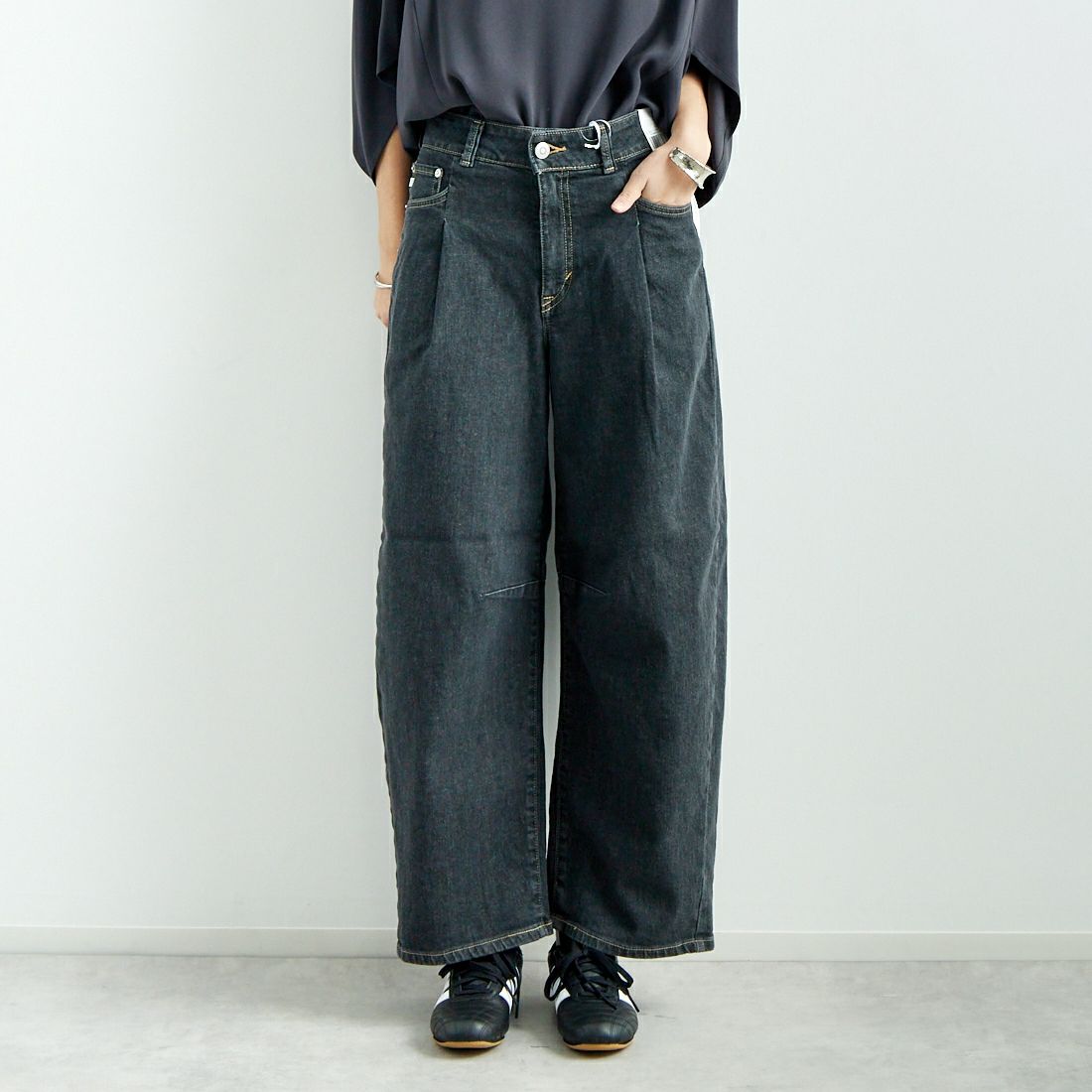 SOMETHING [サムシング] HANAタックカーブデニムパンツ [SEA880] 82 BLK USE &&モデル身長：167cm 着用サイズ：M&&