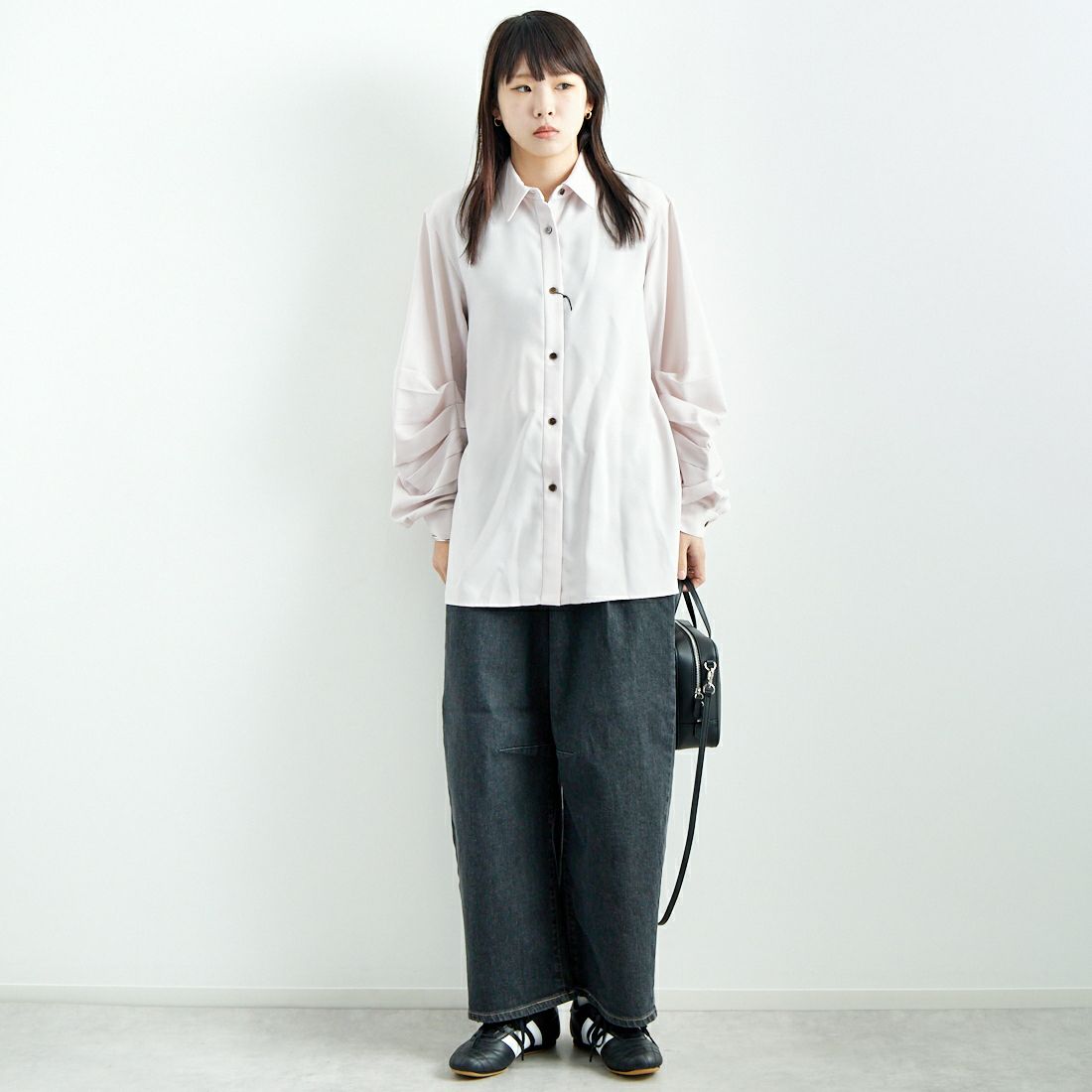 SOMETHING [サムシング] HANAタックカーブデニムパンツ [SEA880] 82 BLK USE &&モデル身長：167cm 着用サイズ：M&&