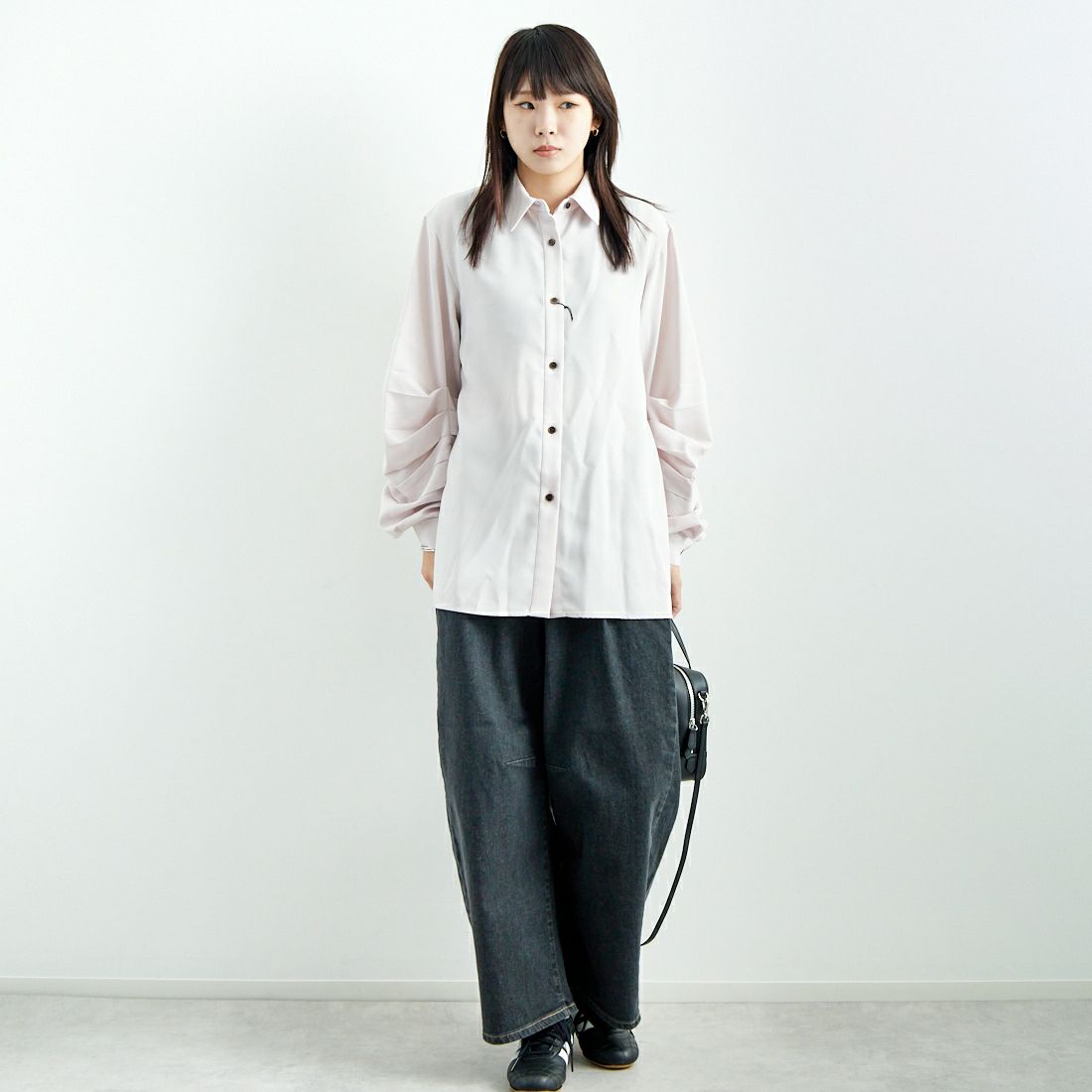 SOMETHING [サムシング] HANAタックカーブデニムパンツ [SEA880] 82 BLK USE &&モデル身長：167cm 着用サイズ：M&&