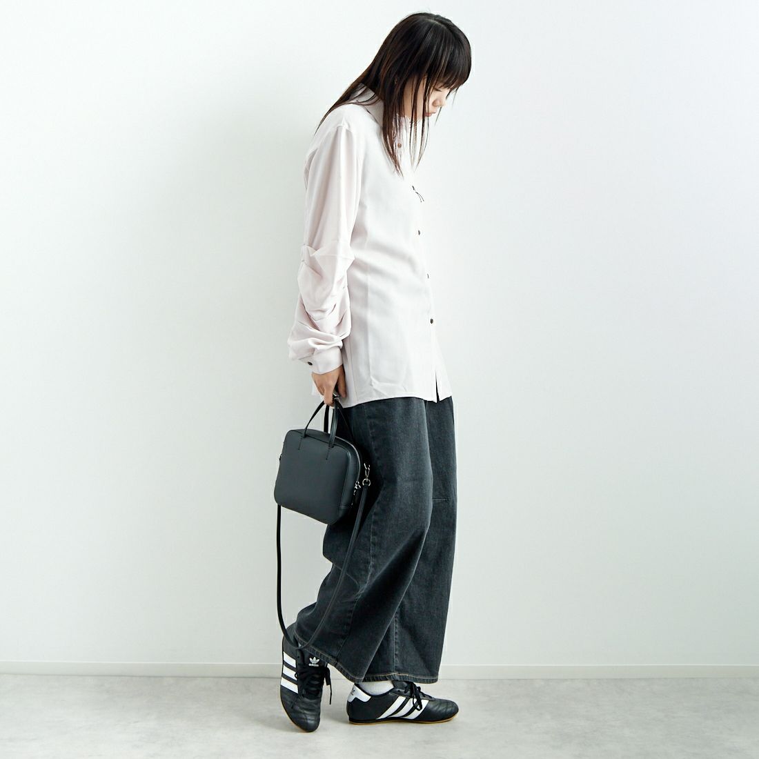 SOMETHING [サムシング] HANAタックカーブデニムパンツ [SEA880] 82 BLK USE &&モデル身長：167cm 着用サイズ：M&&