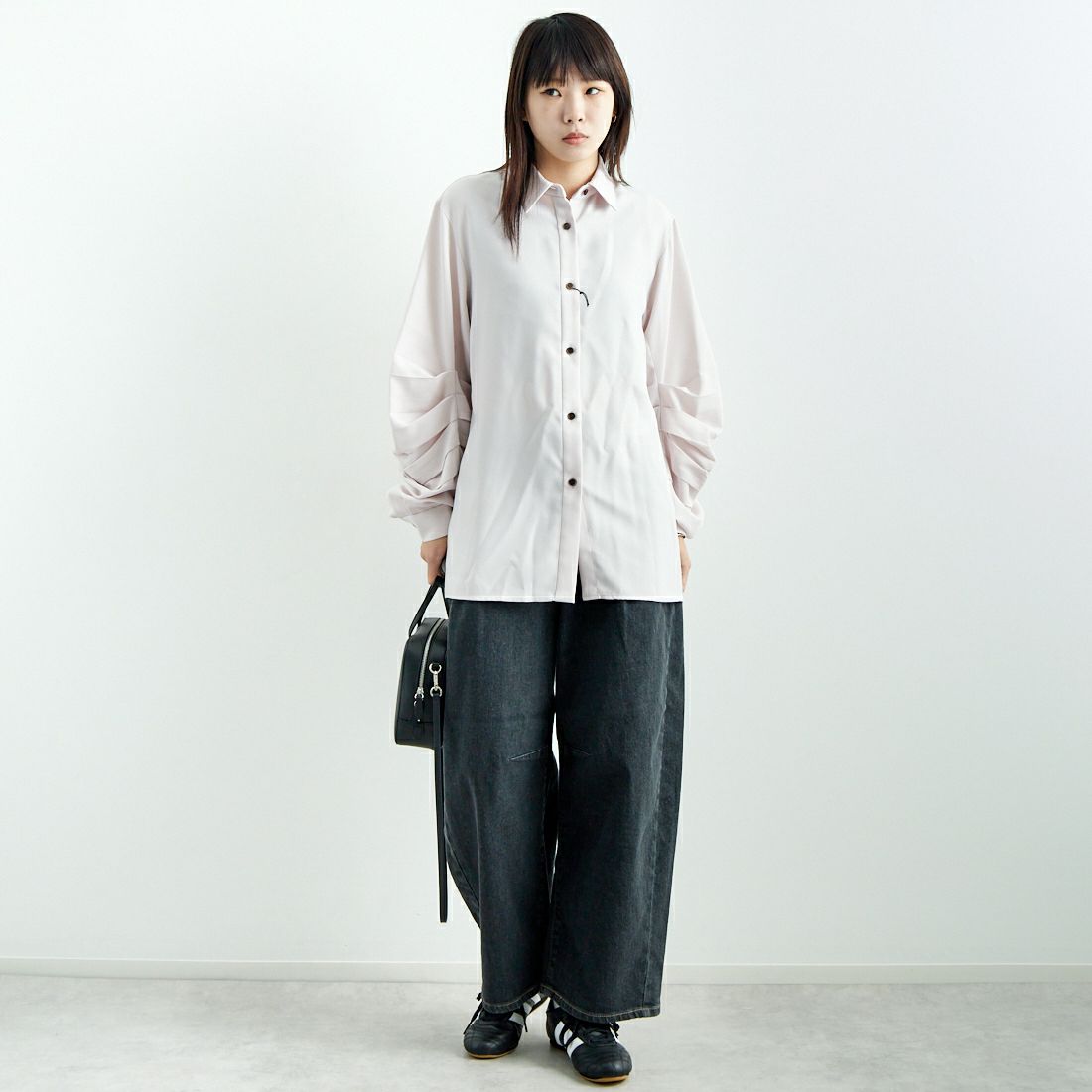 SOMETHING [サムシング] HANAタックカーブデニムパンツ [SEA880] 82 BLK USE &&モデル身長：167cm 着用サイズ：M&&