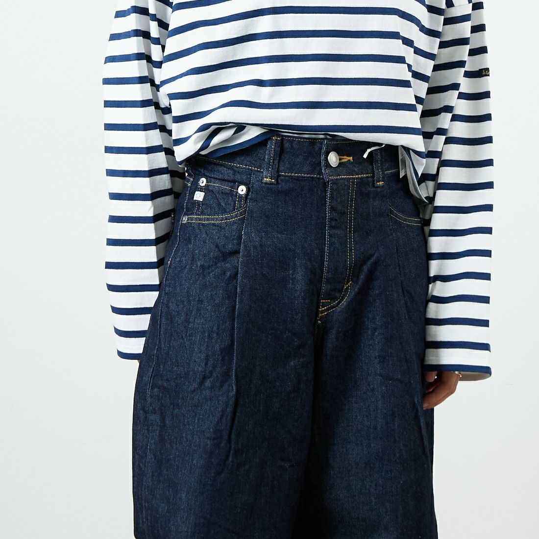 SOMETHING [サムシング] HANAタックカーブデニムパンツ [SEA880] 00 O.W &&モデル身長：160cm 着用サイズ：S&&