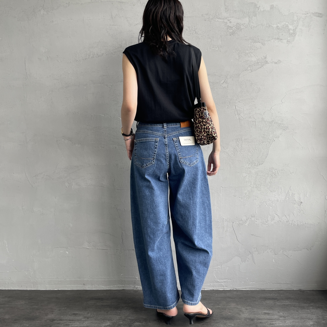 SOMETHING [サムシング] HANAタックカーブデニムパンツ [SEA880] 00 O.W &&モデル身長：160cm 着用サイズ：S&&