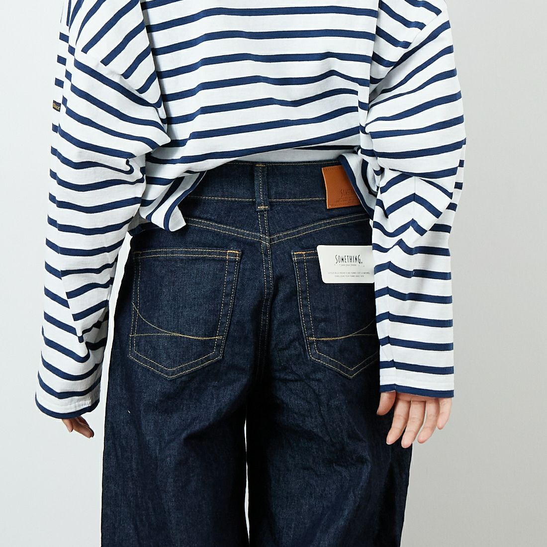 SOMETHING [サムシング] HANAタックカーブデニムパンツ [SEA880] 00 O.W &&モデル身長：160cm 着用サイズ：S&&