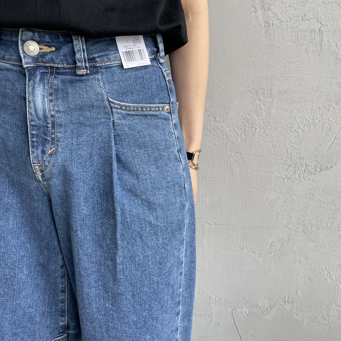 SOMETHING [サムシング] HANAタックカーブデニムパンツ [SEA880] 98 L.BLUE &&モデル身長：160cm 着用サイズ：S&&