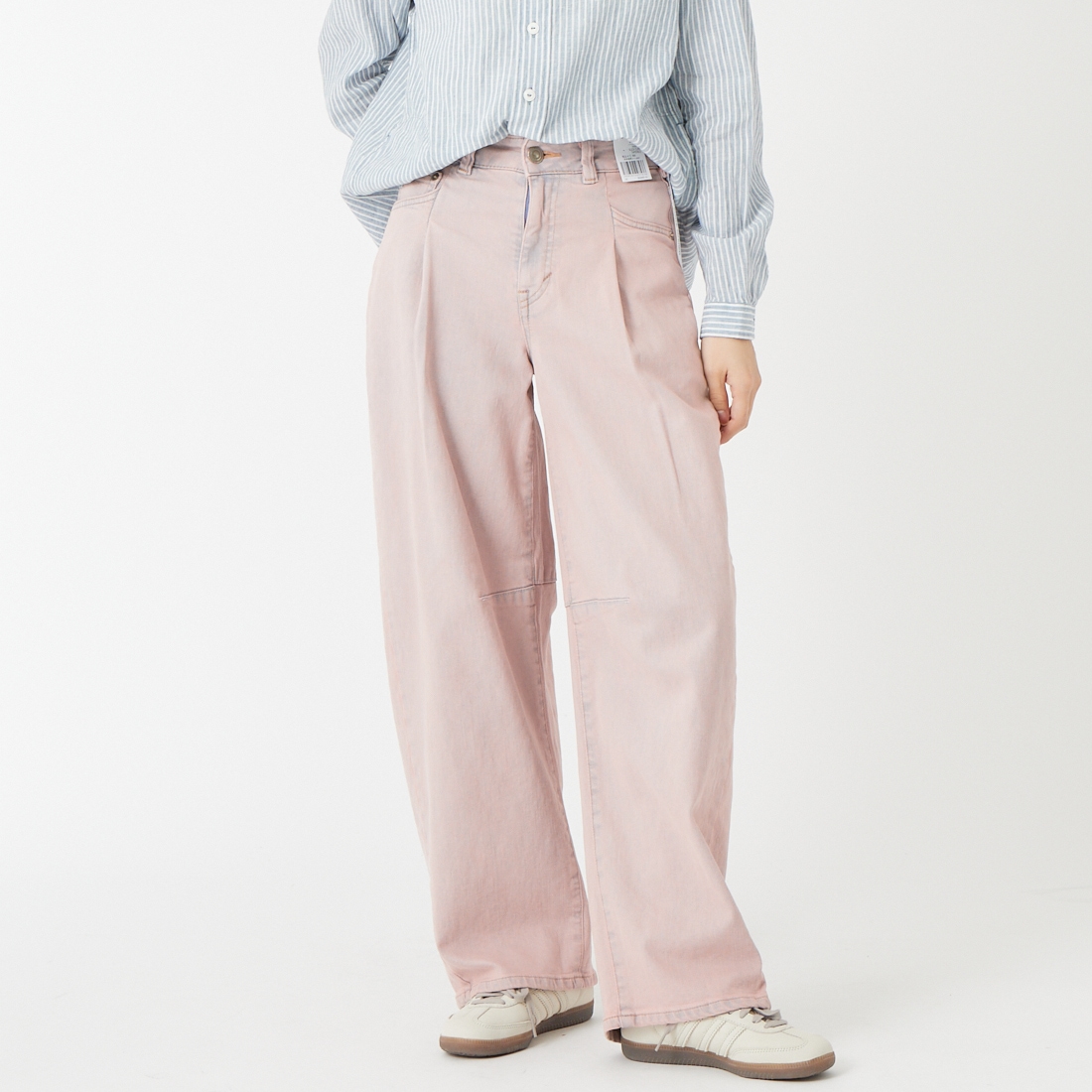 SOMETHING [サムシング] HANAタックカーブデニムパンツ [SEA880] 98 L.BLUE &&モデル身長：160cm 着用サイズ：S&&