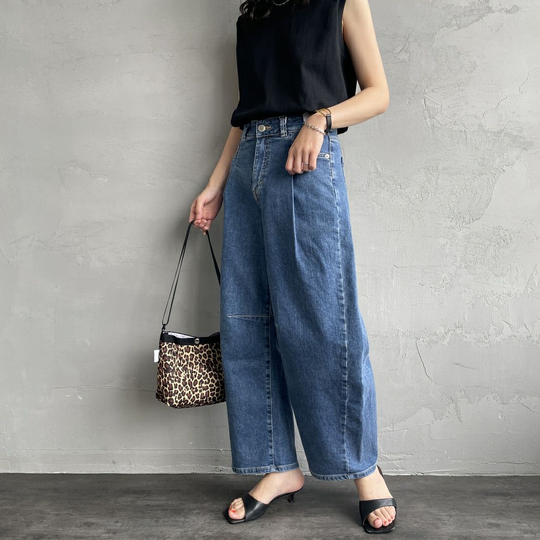 SOMETHING [サムシング] HANAタックカーブデニムパンツ [SEA880] 98 L.BLUE &&モデル身長：160cm 着用サイズ：S&&