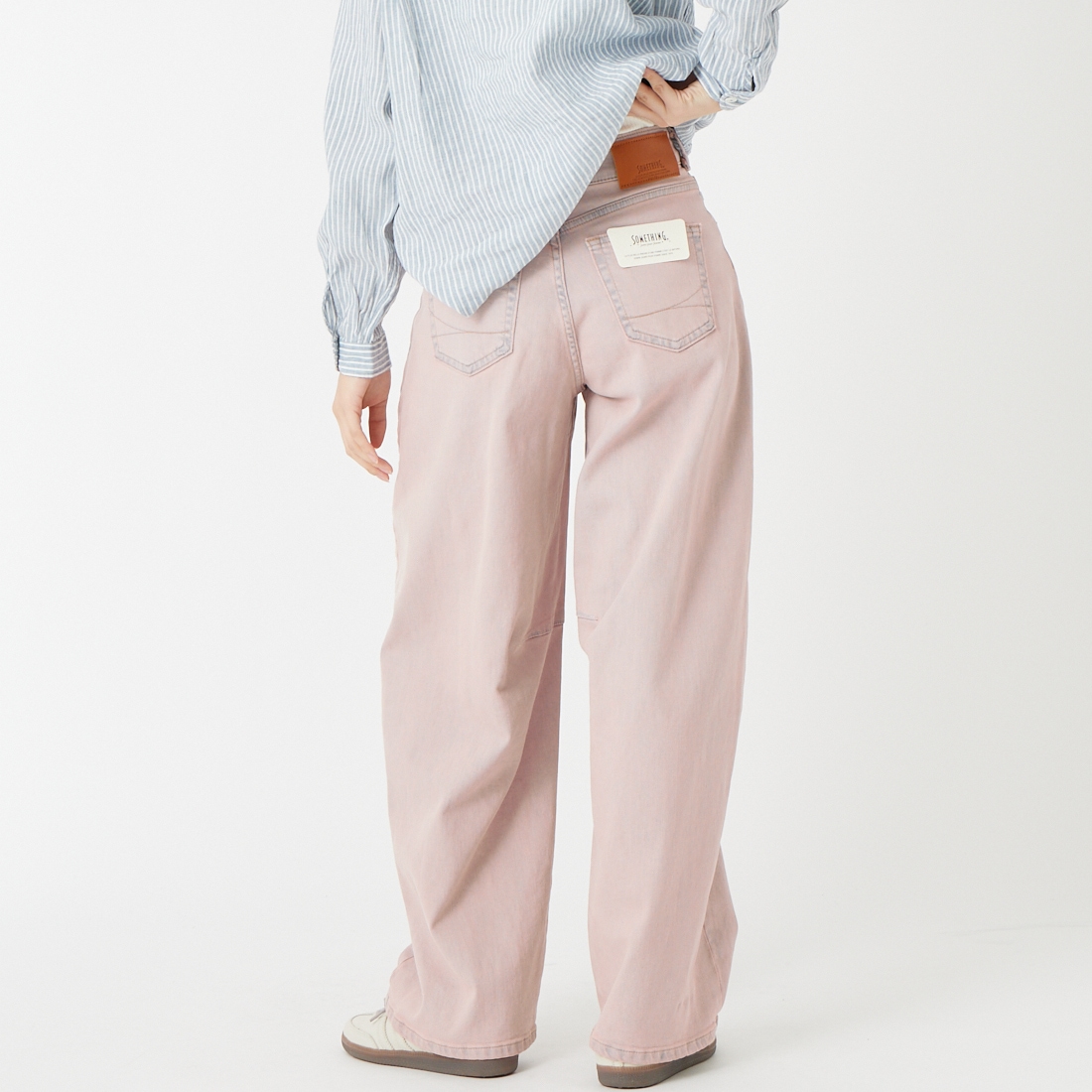 SOMETHING [サムシング] HANAタックカーブデニムパンツ [SEA880] 98 L.BLUE &&モデル身長：160cm 着用サイズ：S&&