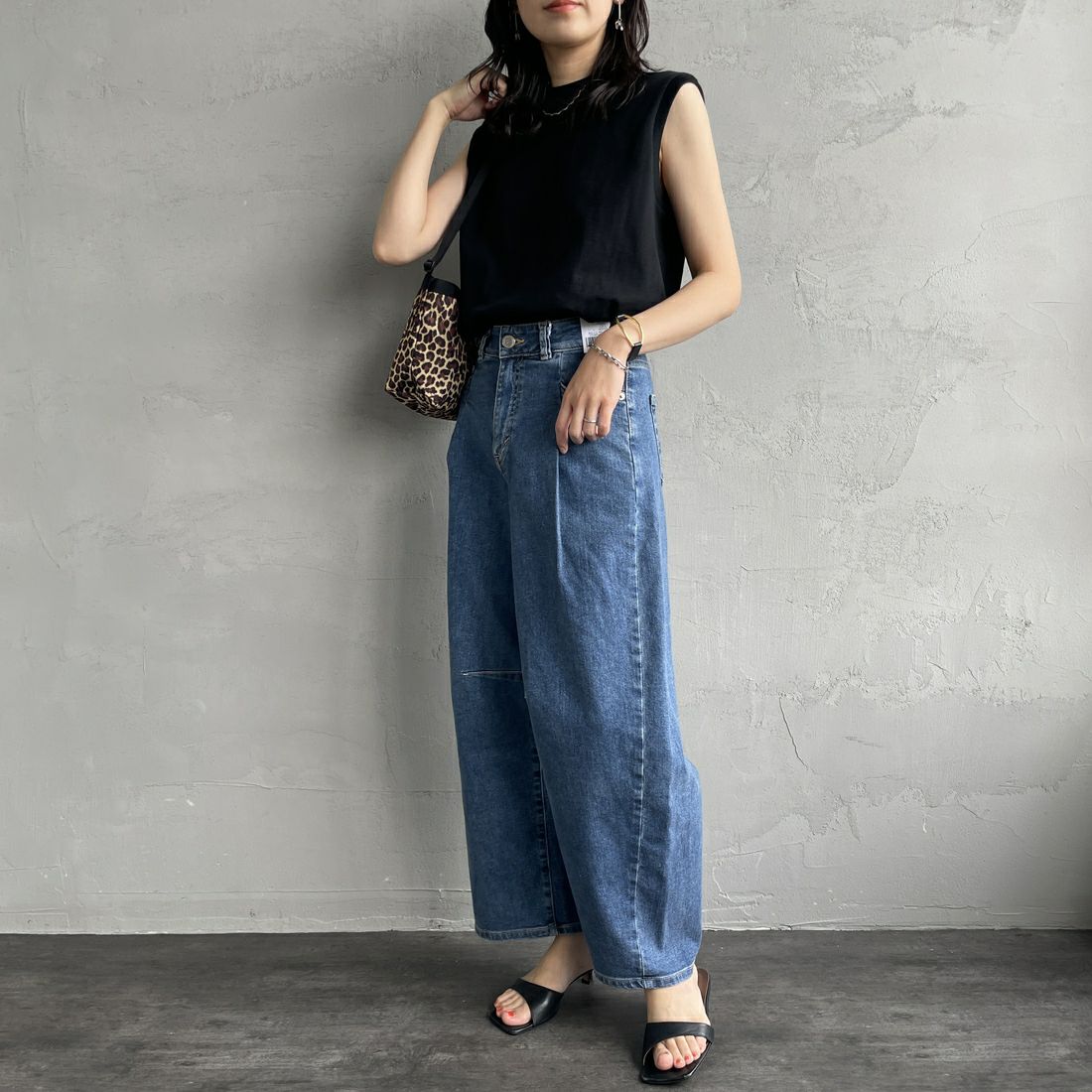 SOMETHING [サムシング] HANAタックカーブデニムパンツ [SEA880] 98 L.BLUE &&モデル身長：160cm 着用サイズ：S&&