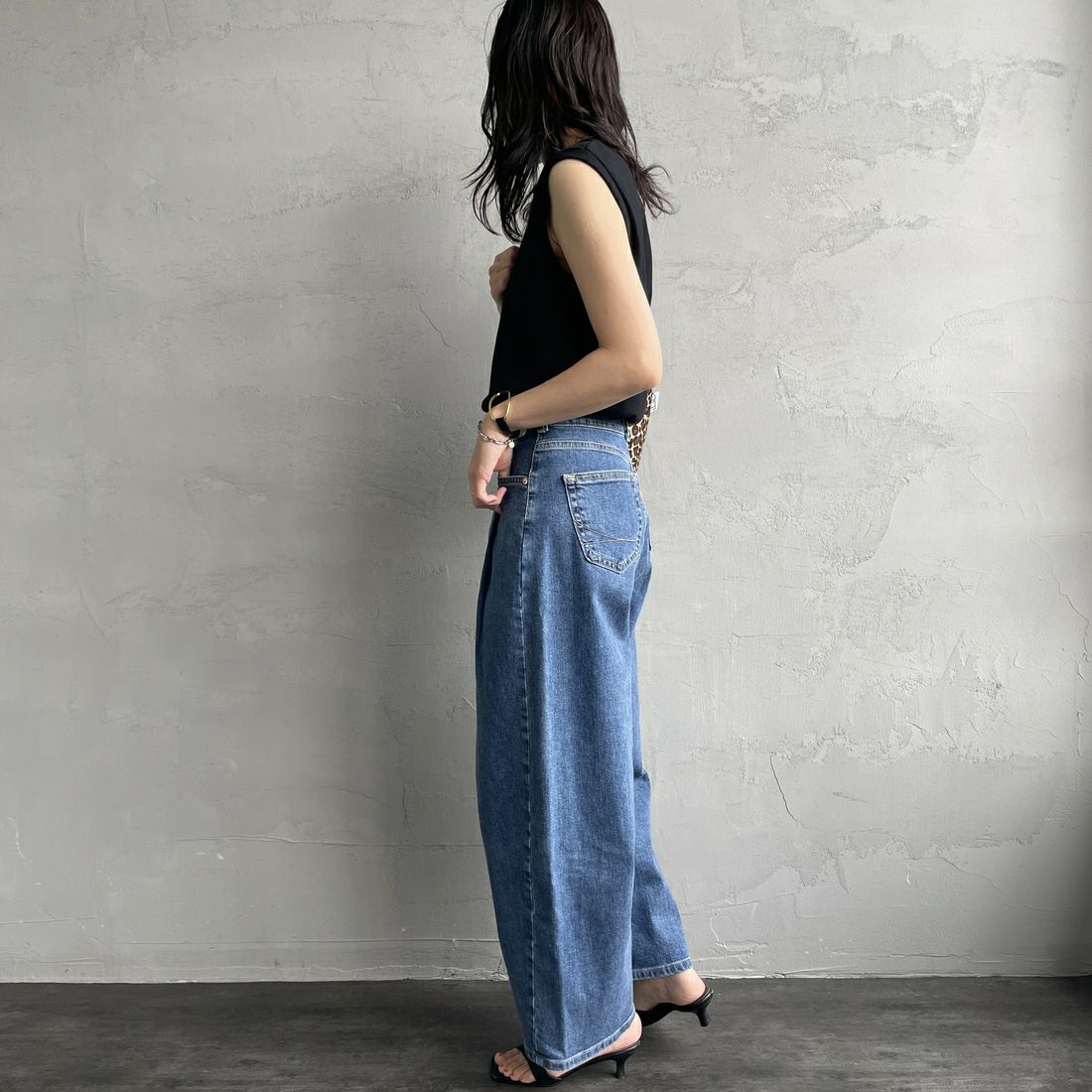 SOMETHING [サムシング] HANAタックカーブデニムパンツ [SEA880] 98 L.BLUE &&モデル身長：160cm 着用サイズ：S&&