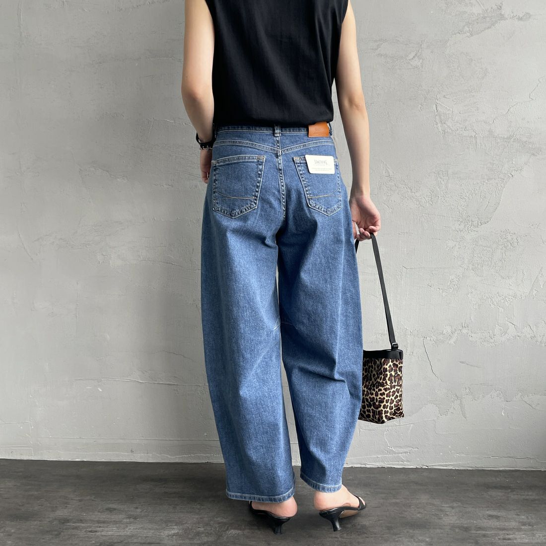 SOMETHING [サムシング] HANAタックカーブデニムパンツ [SEA880] 98 L.BLUE &&モデル身長：160cm 着用サイズ：S&&