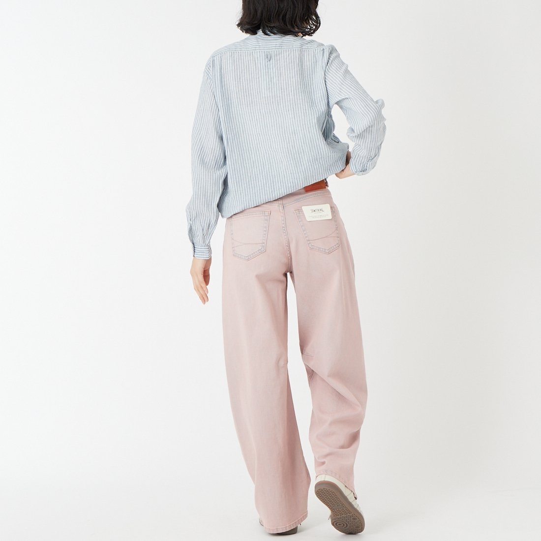 SOMETHING [サムシング] HANAタックカーブデニムパンツ [SEA880] 98 L.BLUE &&モデル身長：160cm 着用サイズ：S&&