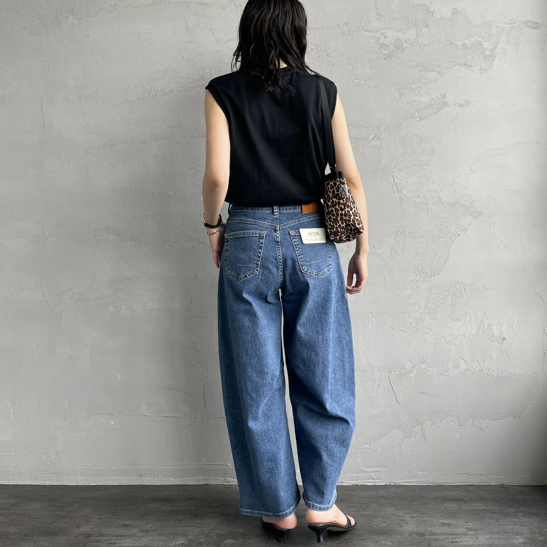 SOMETHING [サムシング] HANAタックカーブデニムパンツ [SEA880] 98 L.BLUE &&モデル身長：160cm 着用サイズ：S&&