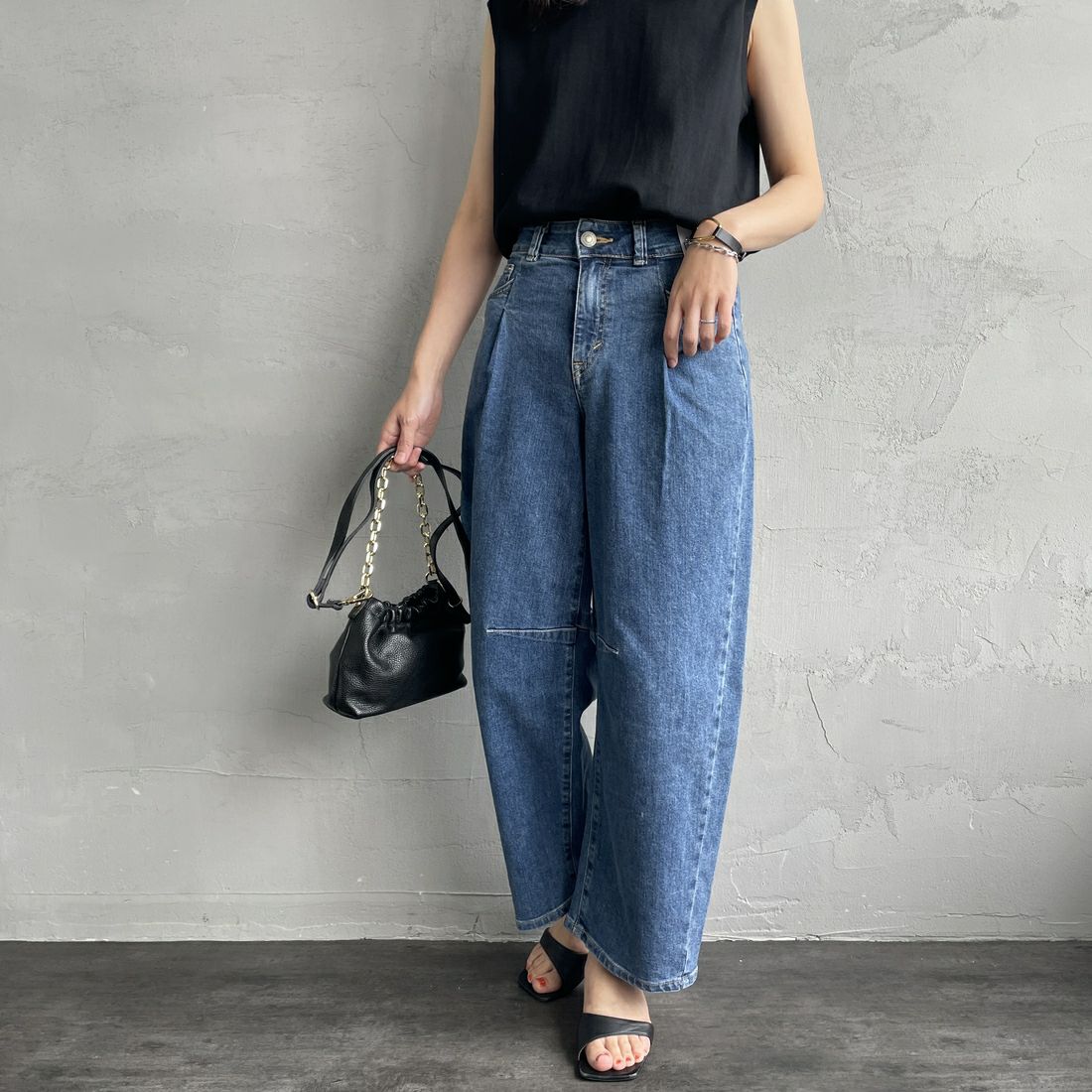 SOMETHING [サムシング] HANAタックカーブデニムパンツ [SEA880] 98 L.BLUE &&モデル身長：160cm 着用サイズ：XS&&