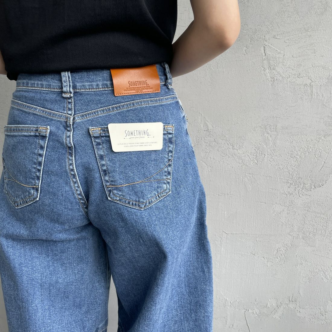 SOMETHING [サムシング] HANAタックカーブデニムパンツ [SEA880] 98 L.BLUE &&モデル身長：160cm 着用サイズ：XS&&