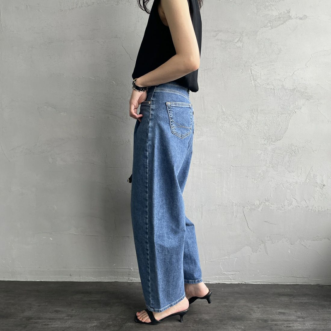 SOMETHING [サムシング] HANAタックカーブデニムパンツ [SEA880] 98 L.BLUE &&モデル身長：160cm 着用サイズ：XS&&