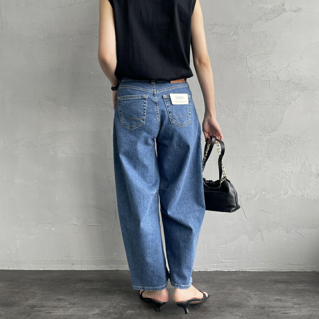 SOMETHING [サムシング] HANAタックカーブデニムパンツ [SEA880] 98 L.BLUE &&モデル身長：160cm 着用サイズ：XS&&