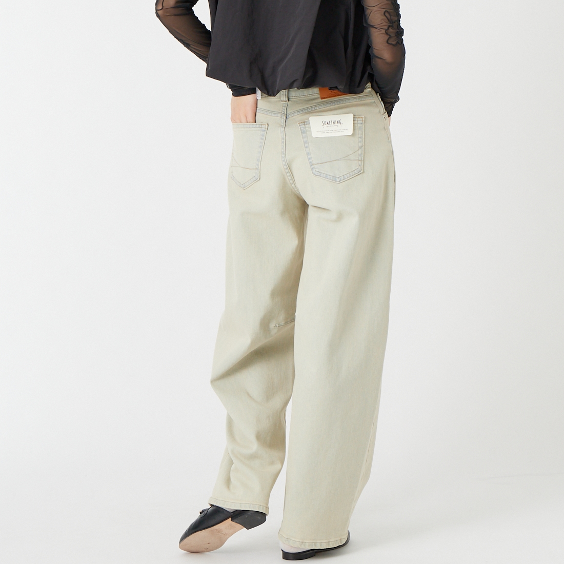 SOMETHING [サムシング] HANAタックカーブデニムパンツ [SEA880] 98 L.BLUE &&モデル身長：160cm 着用サイズ：XS&&