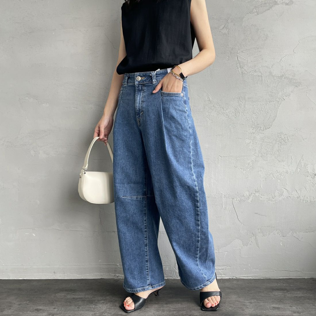 SOMETHING [サムシング] HANAタックカーブデニムパンツ [SEA880] 98 L.BLUE &&モデル身長：160cm 着用サイズ：M&&