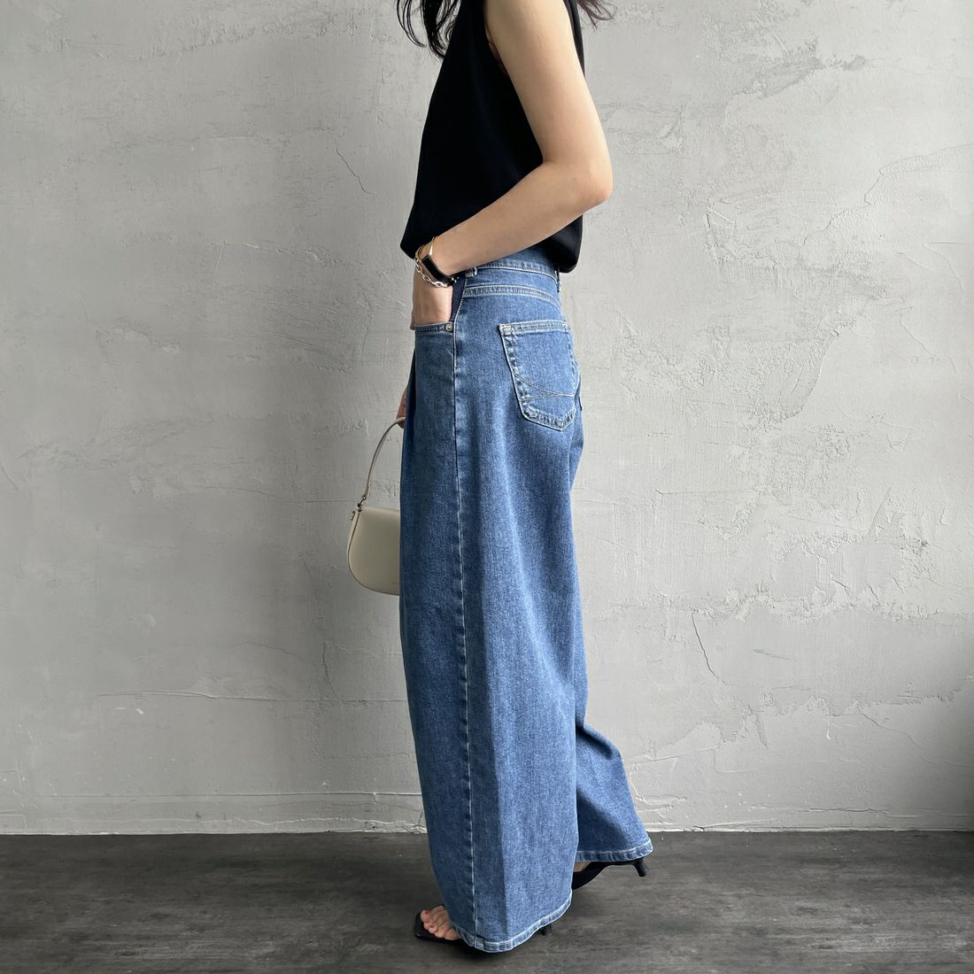 SOMETHING [サムシング] HANAタックカーブデニムパンツ [SEA880] 98 L.BLUE &&モデル身長：160cm 着用サイズ：M&&