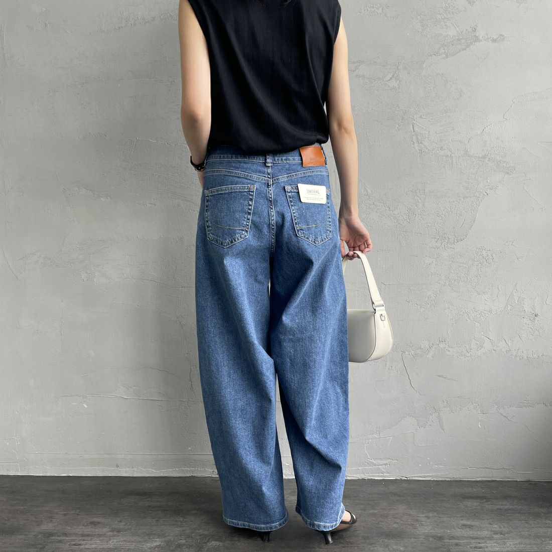 SOMETHING [サムシング] HANAタックカーブデニムパンツ [SEA880] 98 L.BLUE &&モデル身長：160cm 着用サイズ：M&&