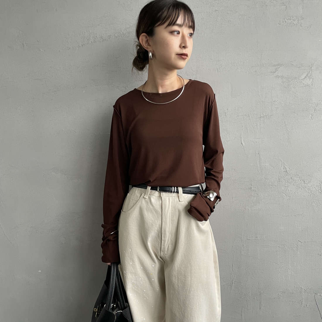 nenom [ネノム] クルーネック シアーカットソー [NE25112034] 28 BROWN &&モデル身長：150cm 着用サイズ：F&&