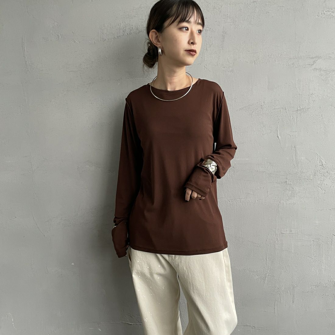 nenom [ネノム] クルーネック シアーカットソー [NE25112034] 28 BROWN &&モデル身長：150cm 着用サイズ：F&&