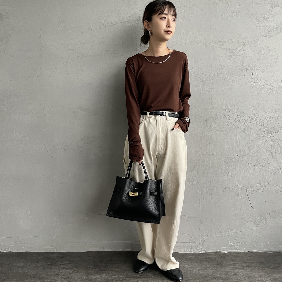 nenom [ネノム] クルーネック シアーカットソー [NE25112034] 28 BROWN &&モデル身長：150cm 着用サイズ：F&&