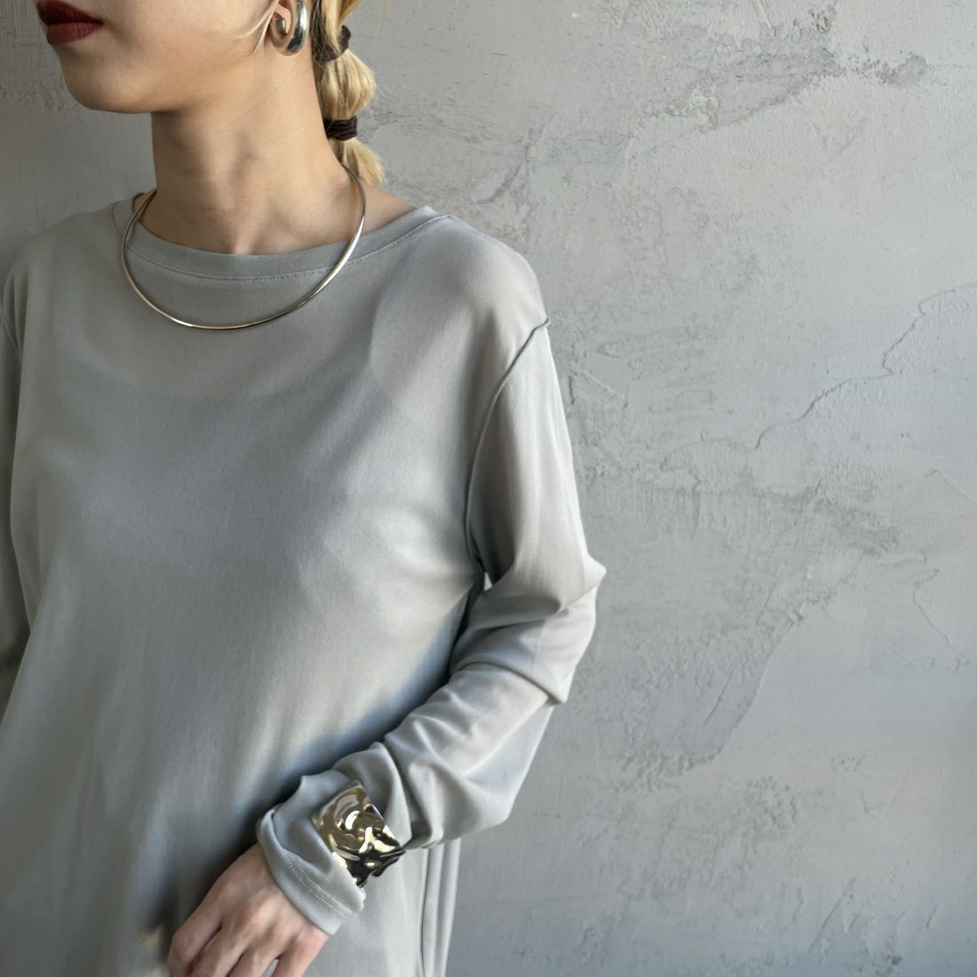 nenom [ネノム] クルーネック シアーカットソー [NE25112034] 07 GRAY &&モデル身長：150cm 着用サイズ：F&&