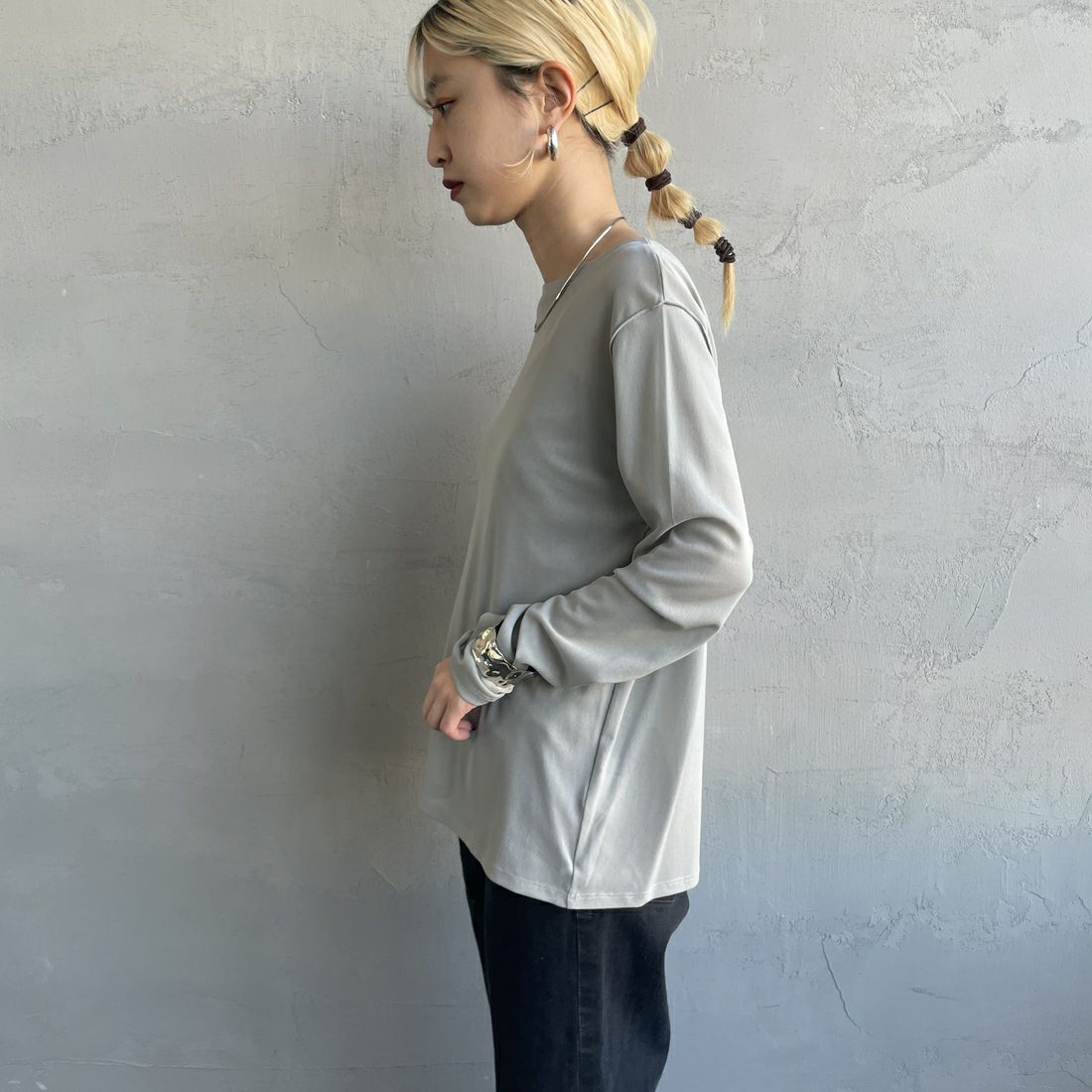 nenom [ネノム] クルーネック シアーカットソー [NE25112034] 07 GRAY &&モデル身長：150cm 着用サイズ：F&&
