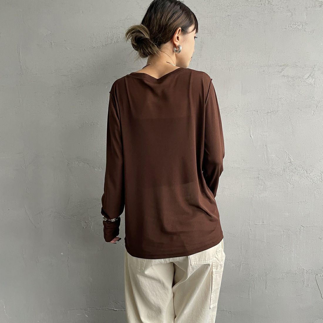 nenom [ネノム] クルーネック シアーカットソー [NE25112034] 28 BROWN &&モデル身長：150cm 着用サイズ：F&&